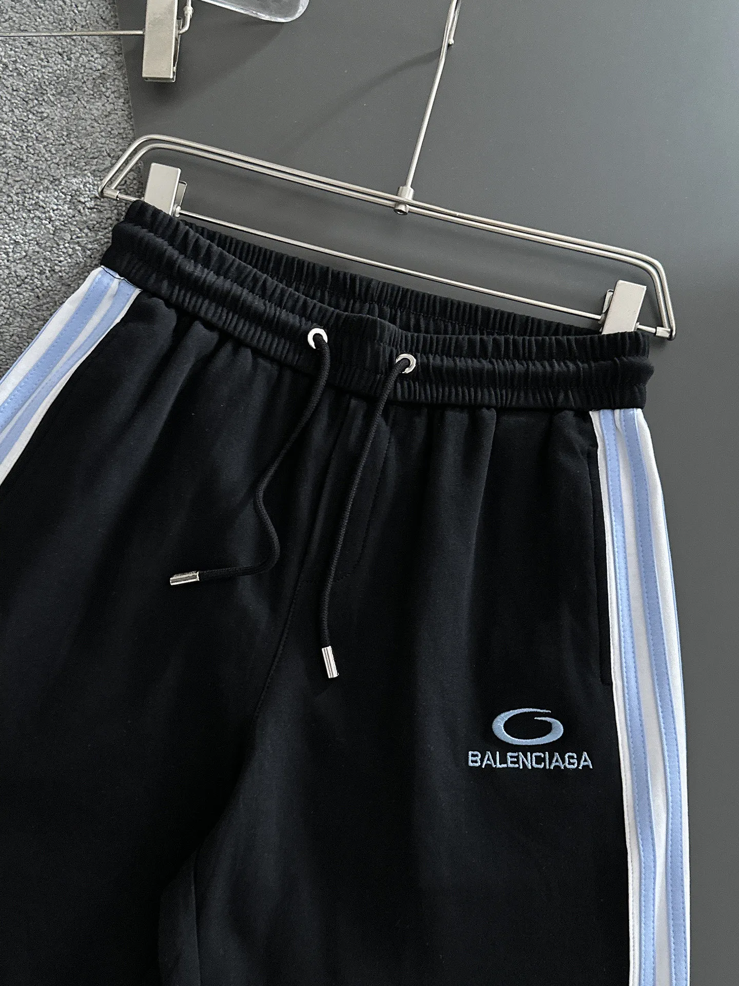 Balenciaga's three-standard complete 2026 summer New Arrival men's casual shorts, advanced custom-made Breathable fabric, Breathable fabric, extremely stretchy and comfortable, impeccable details, top-grade accessories, original logo design concept, delicate and soft feel! The upper body fit is awesome! Size: M-XXXL Please state your height and weight when ordering